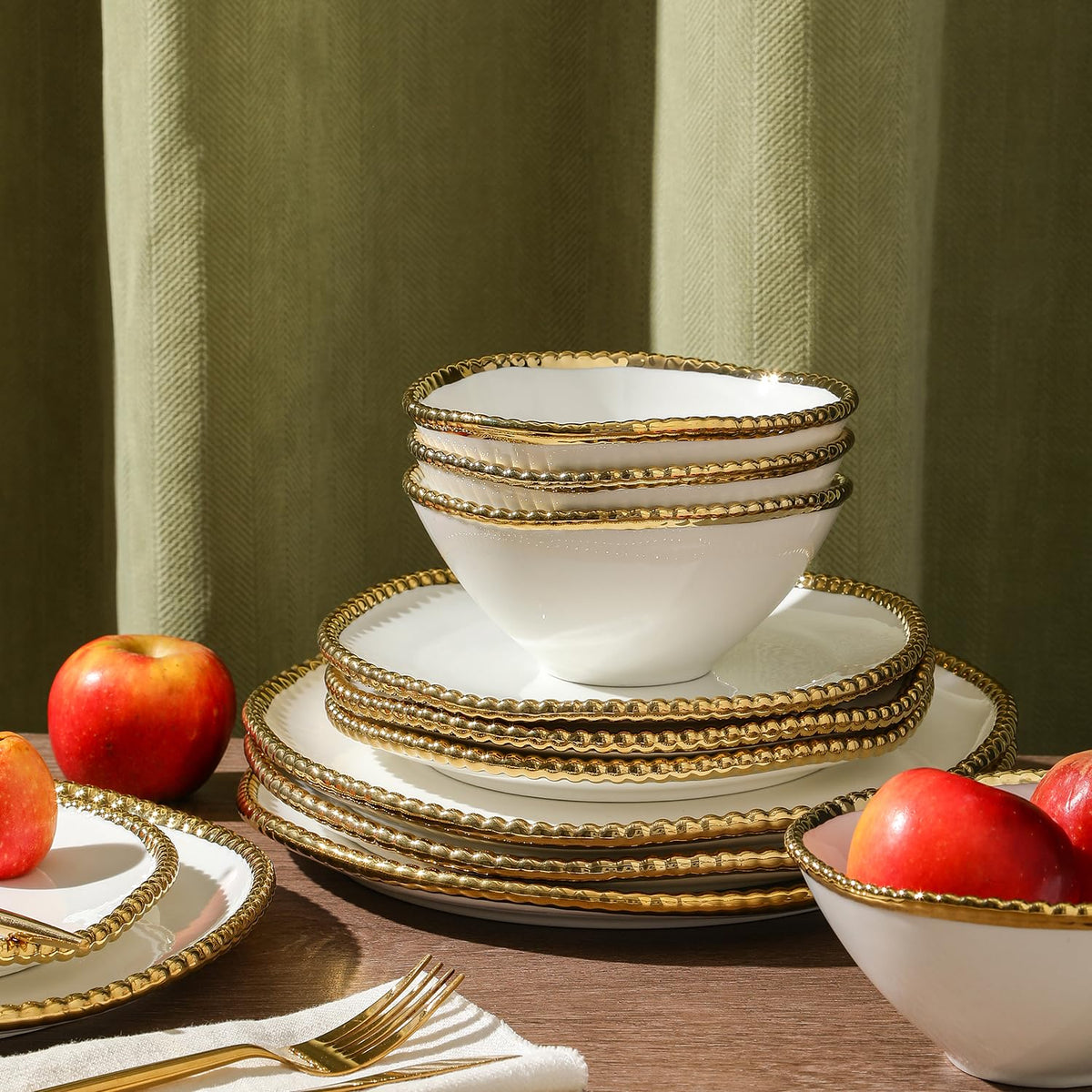 Christian Siriano Akoya - Juego de vajilla de porcelana, 12 piezas, juego de platos para 4, platos y cuencos, blanco y dorado