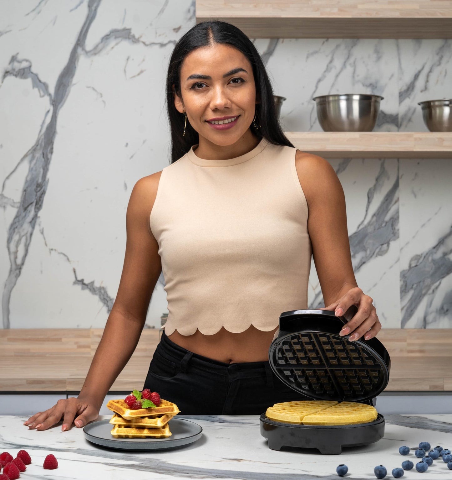 Hukën x MasterChef | Wafflera Belga Eléctrica Flash Cook Redonda | Calentamiento Rápido y Uniforme | Temperatura Automática | Antiadherente de Alto Nivel | Luces Indicadoras | Color Negro