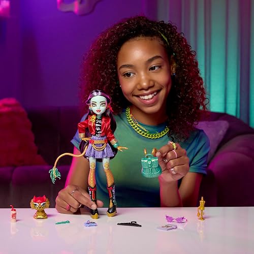 Monster High - Muñeca de dragón Jinafire Long Cloudy Yun Yun y 7 Accesorios Incluyendo un álbum de Dibujo, Bebida de Yogur y Mochila, Juguete para niños de 4 años de Edad, HYV58