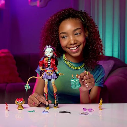 Monster High - Muñeca de dragón Jinafire Long Cloudy Yun Yun y 7 Accesorios Incluyendo un álbum de Dibujo, Bebida de Yogur y Mochila, Juguete para niños de 4 años de Edad, HYV58