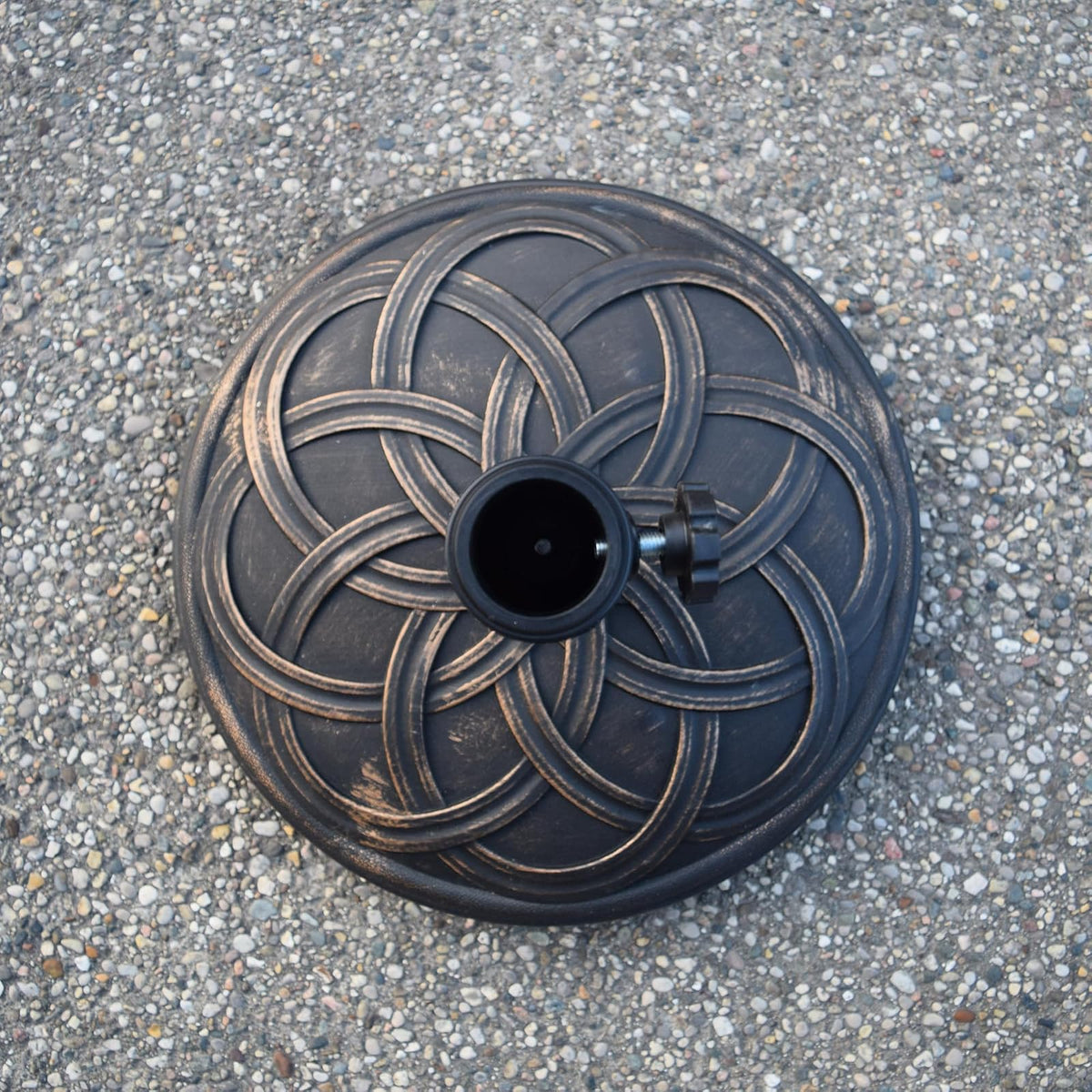 Oakland Living - Base redonda de plástico y hormigón para patio de bronce envejecido, 33 libras
