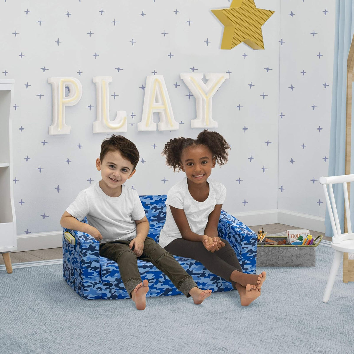 Delta Children Cozee 2 en 1 - Sofá convertible extra ancho para tumbona, cómodo y abierto para niños, camuflaje azul