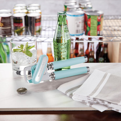 KitchenAid - Abrelatas y abrebotellas multifunción clásico fácil de usar, rueda de corte de acero inoxidable afilada, asas ergonómicas suaves, agua mineral