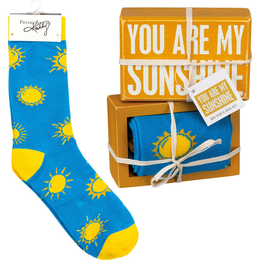 Primitives by Kathy - Juego de letreros Decorativos en Caja y par de Calcetines, diseño de You Are My Sunshine