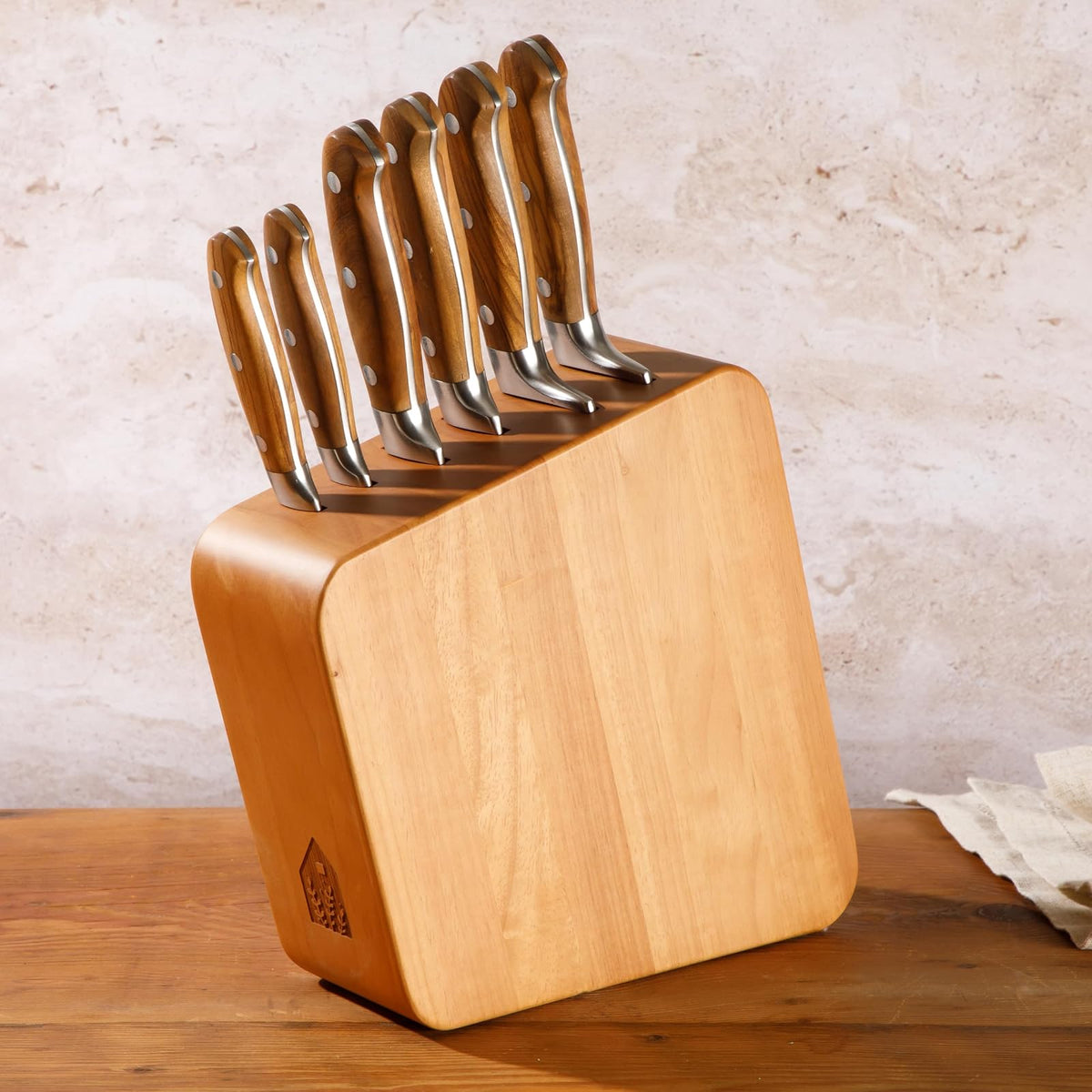 - Juego de 7 cuchillos de cocina de madera de olivo italiano alemán forjado de acero inoxidable, dos veces la marca ganadora de las cosas favoritas de Oprah