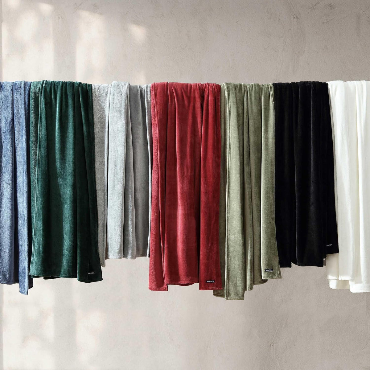 Nautica - Manta de Forro Polar de Felpa Suave, Ideal para Cama o sofá, Certificado Oeko-Tex (Verde sólido)