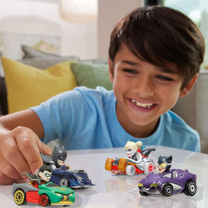 Hot Wheels RacerVerse Vehículo de Juguete Cuatro Autos de Carrera DC para niños de 3 años en adelante