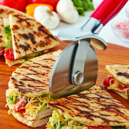 KitchenAid - Rueda de pizza clásica con hoja afilada para cortar cortezas, pasteles y más, protector de dedos integrado para mayor seguridad y agarre cómodo para proteger los dedos, apto para
