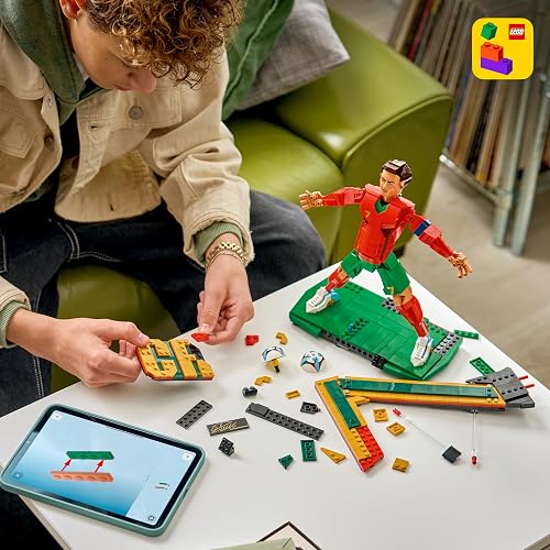 Lego Editions Cristiano Ronaldo: Leyenda del Futbol – Set de Construcción – Decoración Coleccionable Inspirada en el Futbol – Set de Exhibición – Regalo para Niños y Niñas – 43016