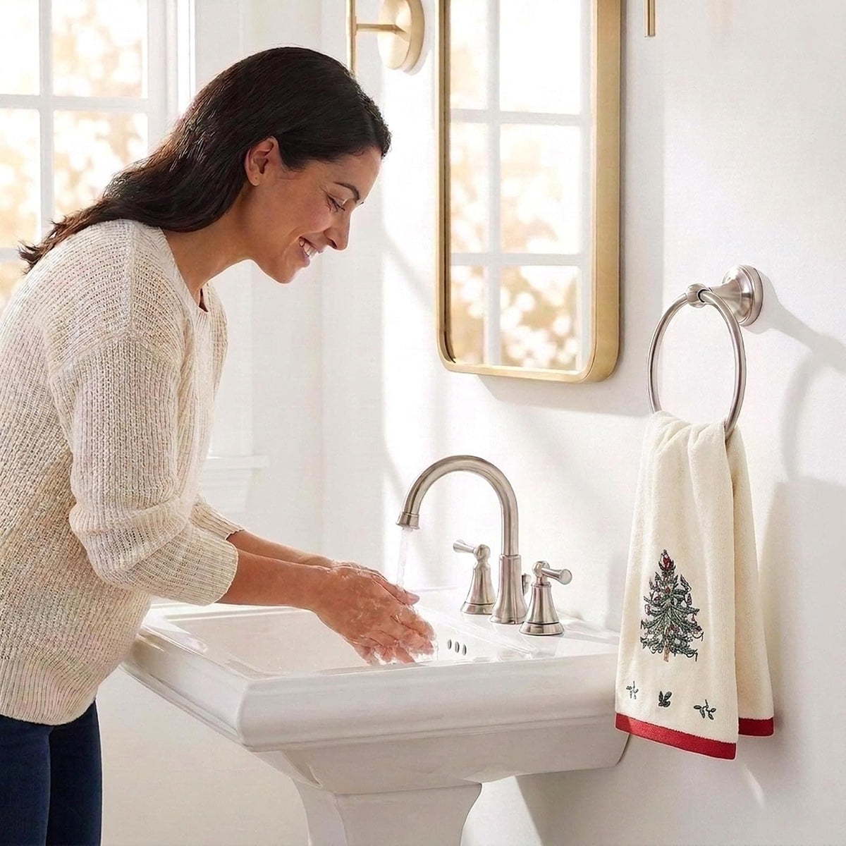 Avanti Linens - Toalla de Mano, decoración de baño de día Festivo (colección roja del árbol de Navidad)