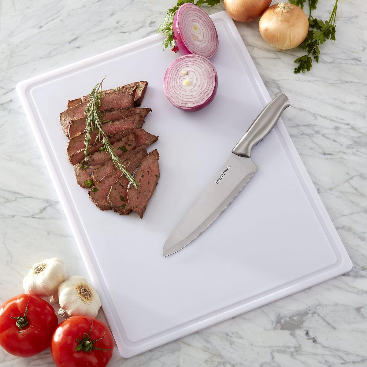 FARBERWARE - Tabla de cortar de plástico extragrande, 15 x 20 pulgadas, apta para lavaplatos, con ranura para jugos, superficie antideslizante, duradera, color blanco