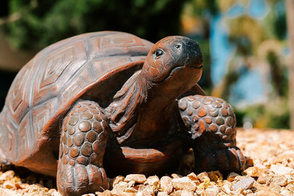 XBrand Estatua de Tortuga Caminante MgO marrón y Negro de 21.3 Pulgadas de Largo, decoración Interior o Exterior, Escultura de diseño Natural, (TurtleBnBkX84)