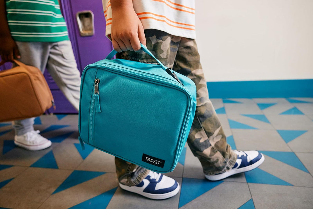 PackIt - Fiambrera Clásica Congelable, Camuflaje Deportivo Azul Marino, EcoFreeze Plegable, Reutilizable, Cierre con Bolsillo Frontal y Asa de Hebilla
