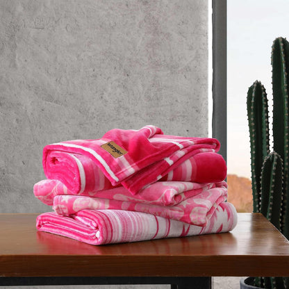 Wrangler - Manta de Felpa súper Suave de Alta Calidad, decoración del hogar Occidental, Certificado Oeko-Tex (Knockin Boots Rosa, 50 x 60)