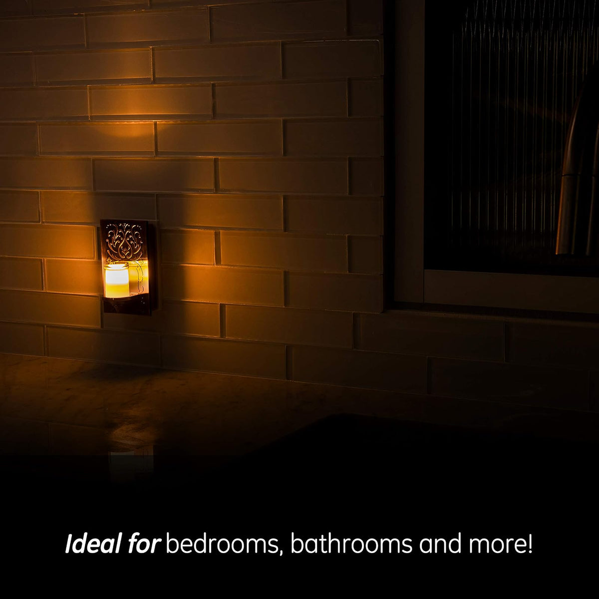 Luz de noche GE LED CandleLite, enchufable, sensor de anochecer a amanecer, encendido/apagado automático, luz ámbar cálida, ahorro de energía, acabado de bronce frotado con aceite, 11258