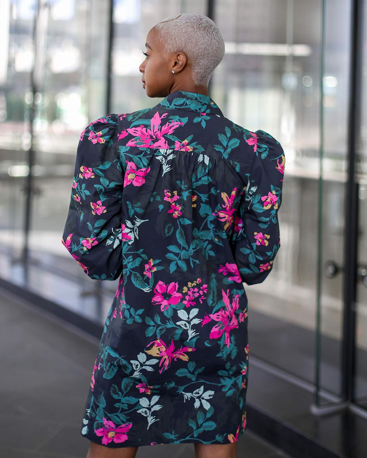 The Drop Vestido Para Mujer, con Cuello de Solapa y Botones al Frente, Estampado Floral Negro, por @signedblake