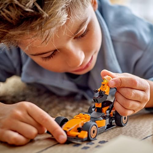 LEGO® City Piloto de F1® con Auto McLaren Juguete de construcción de minivehículo, Juego de Carreras con minifigura para niños y niñas Desde 6 años, Regalo Divertido 60442