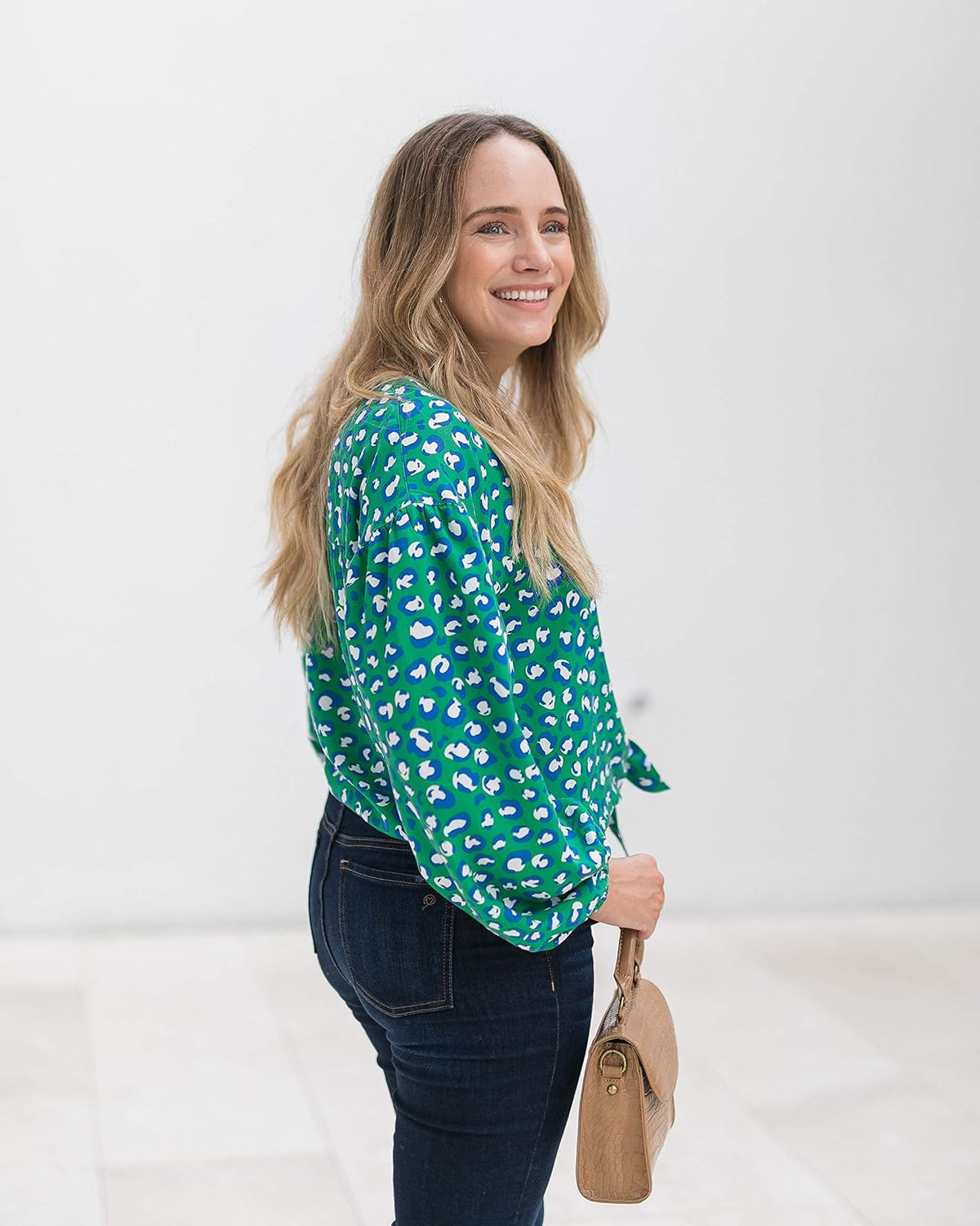 The Drop Playera De Botones Para Mujer Con Animal Print Esmeralda, Cuello En V y Amarre al Frente por @graceatwood