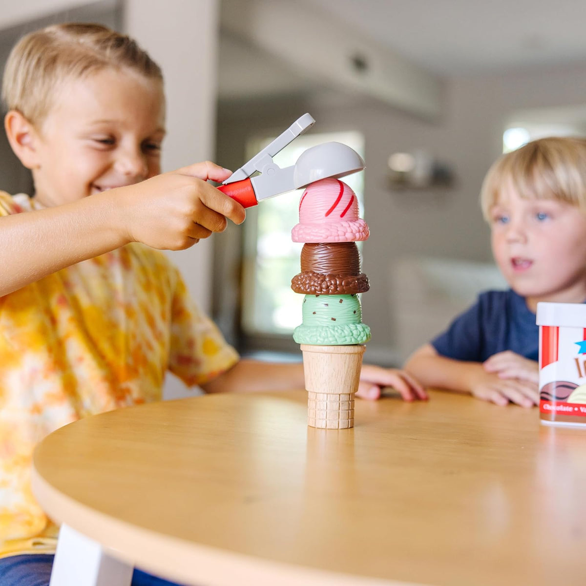Melissa & Doug Cono Magnético para Servir y Apilar Bolas de Helado, Comida de Juguete, Juguete de Madera Estimula la Interacción Social (10 Piezas)