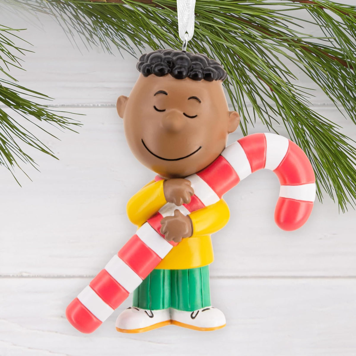 Hallmark Peanuts Franklin con Adorno navideño de bastón de Caramelo, Regalos para fanáticos de los Cacahuetes