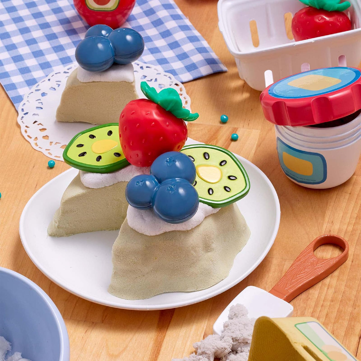 Little Tikes, Creative Chefs Bluey Kit de Pastel Pavlova, Juguetes de Cocina, Incluye Arena Make-It! Mix, +3 Años