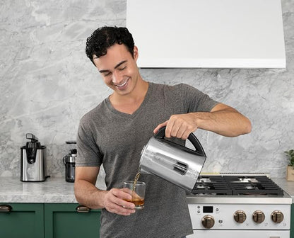 Hukën x MasterChef | Tetera Eléctrica STEEL-FUSE 1.7L | Hervidor de Agua con Infusor de Té Removible | Acero Inoxidable | Apagado Automático | Base 360° | Luz LED | Ventana de Agua