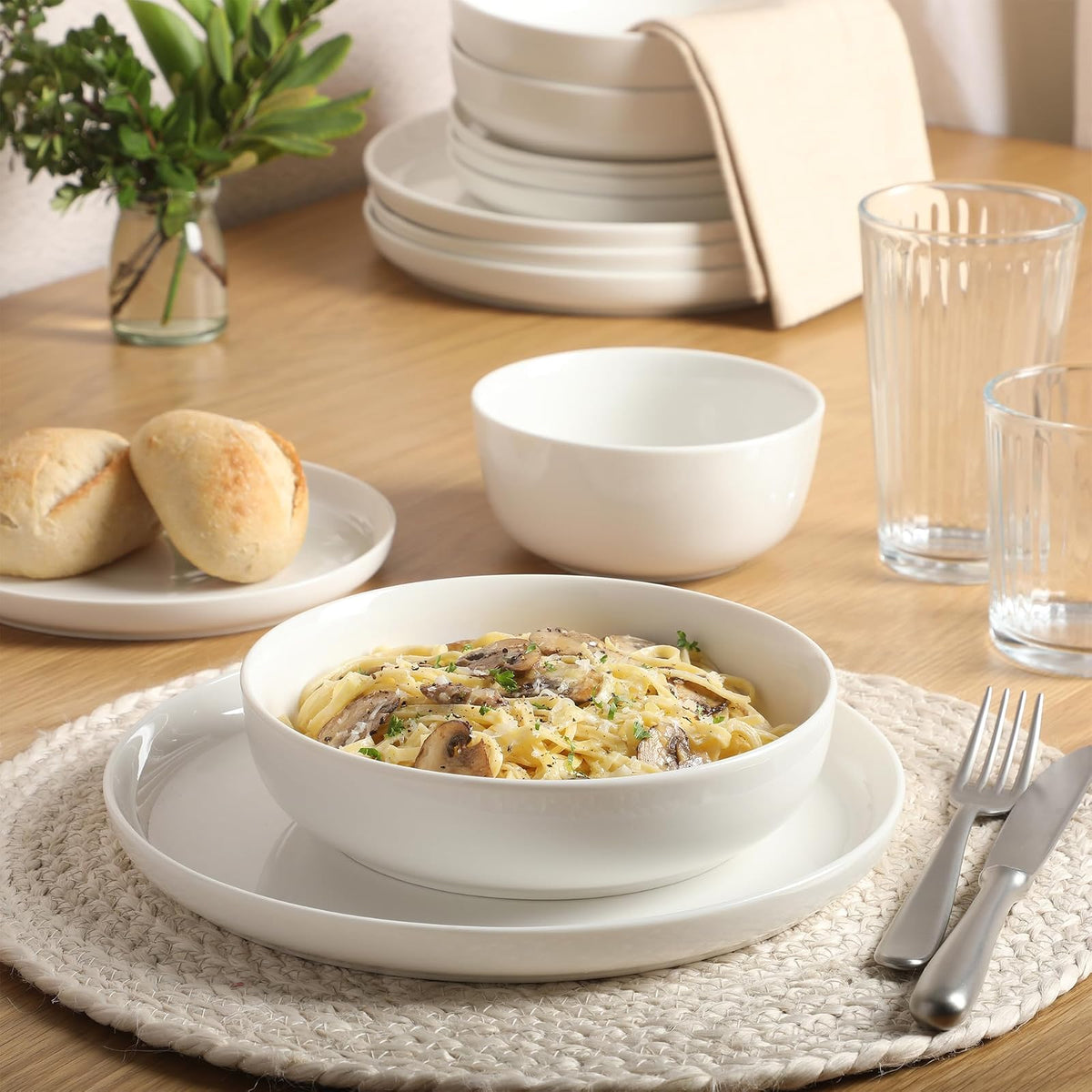 Gibson Home Oslo - Juego de vajilla de porcelana resistente a los arañazos y astillas, servicio para 4 (16 unidades), platos de cerámica y tazones, color blanco, apto para microondas y lavaplatos