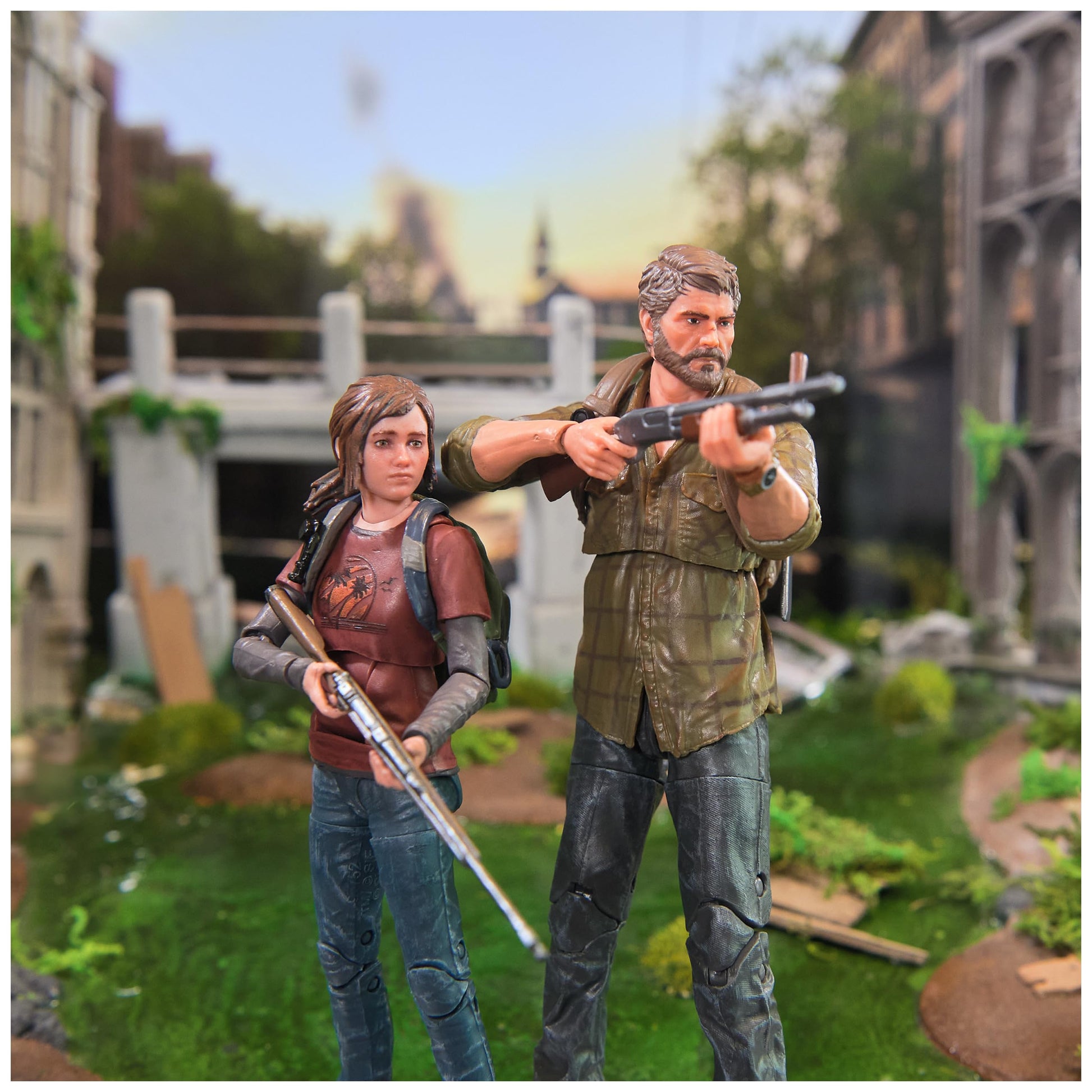 PlayStation The Last of Us, Pack de 2 Figuras de acción de Joel & Ellie de 15 cm con 19 Accesorios, The Shapes Collection, para Fans y coleccionistas de la PS5 a Partir de 17 años