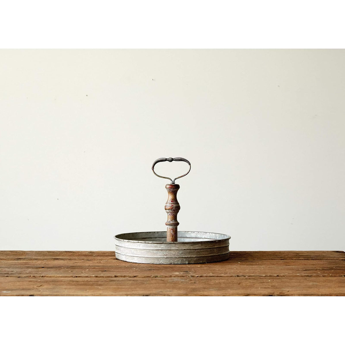 Creative Co-Op DA6875 Bandeja Decorativa Redonda de Metal y Mango de Madera, Color Plateado