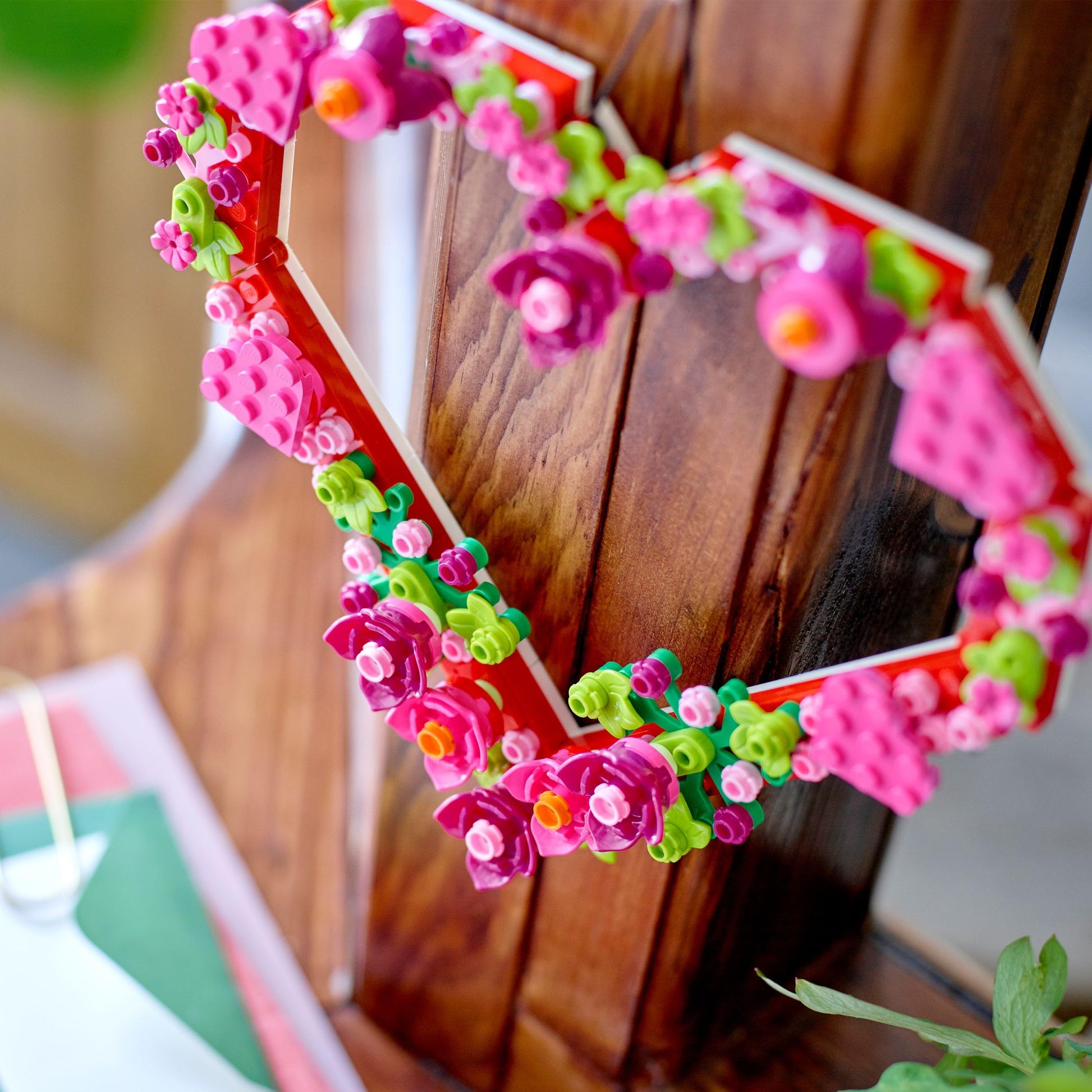 LEGO® Corazón Decorativo Set de construcción y decoración para niños y niñas, con Flores y Hojas Decorativas 40638