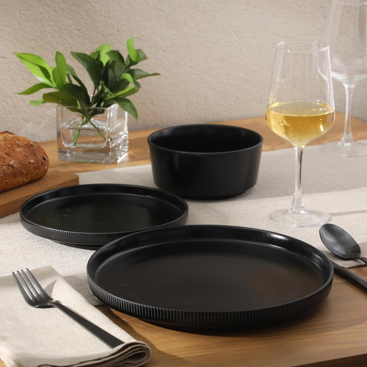 Gibson Home Dempsey Road - Juego de vajilla de gres de 12 piezas, servicio para 4, platos y cuencos negros redondos, duradero y de color sólido, moderno juego de platos en relieve, apto para