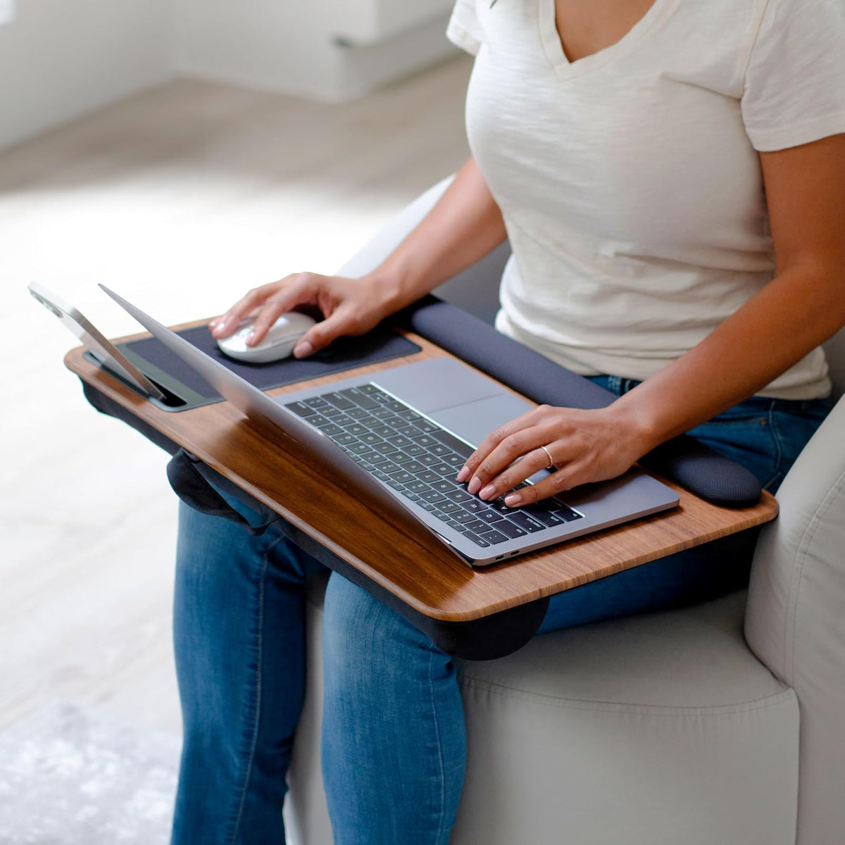 LAPGEAR Home Office Pro - computadora de Regazo con reposamuñecas, Alfombrilla para Mouse y Soporte para teléfono, Grano de Madera expreso, se Adapta a portátiles de hasta 15.6 Pulgadas, Estilo No.