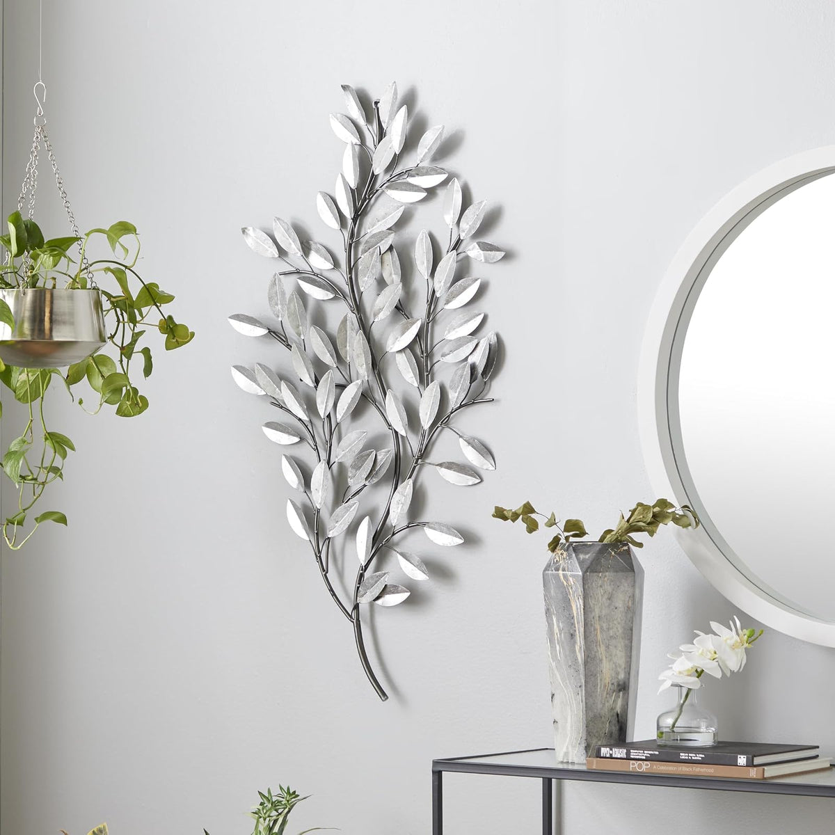 Benzara Deco 79 56848 Decoración de pared de metal notable, blanco, 25 pulgadas de largo x 2 pulgadas de ancho x 44 pulgadas de alto