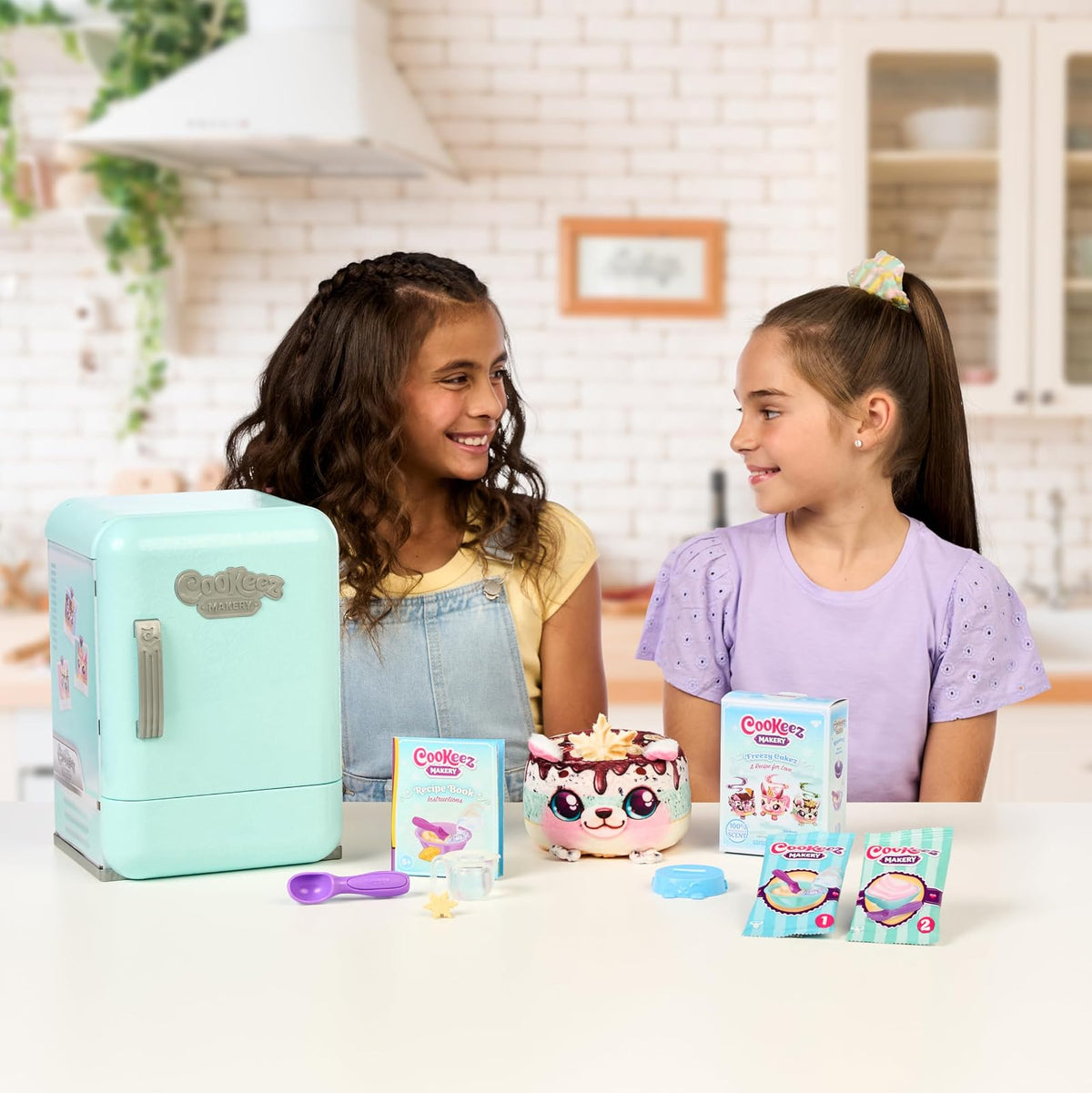 Cookeez Makery - Pastel Helado Peluche Interactivo Sorpresa - Set para Crear Mascota de Felpa perfumada con refrigerador, Accesorios y Experiencia mágica para niños