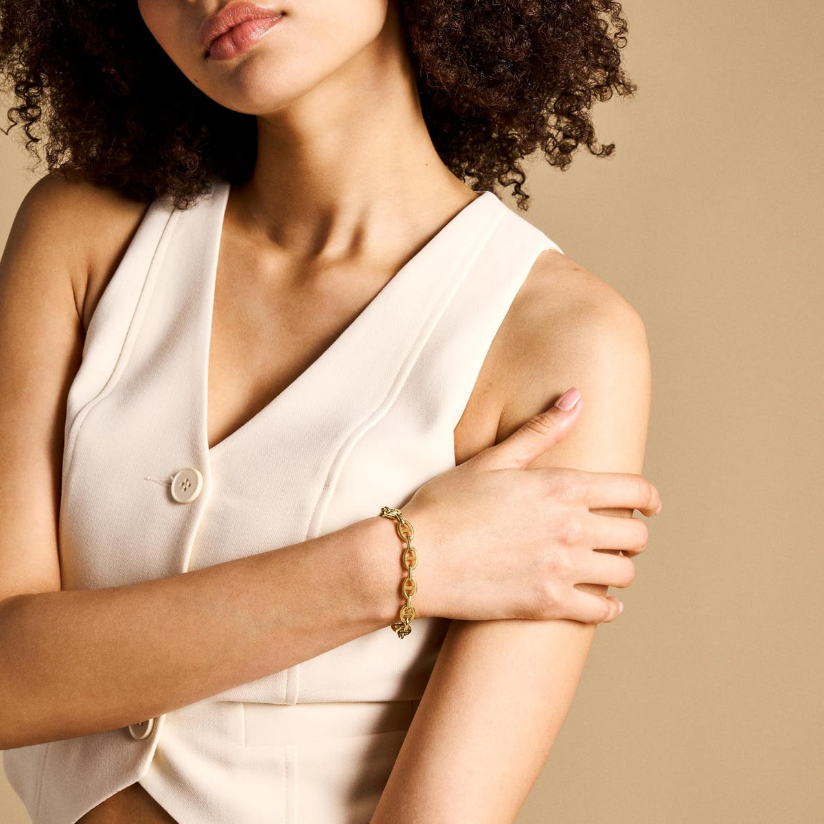 Pulsera Fossil Modelo: JF04759710 Heritage de acero inoxidable en color dorado para dama