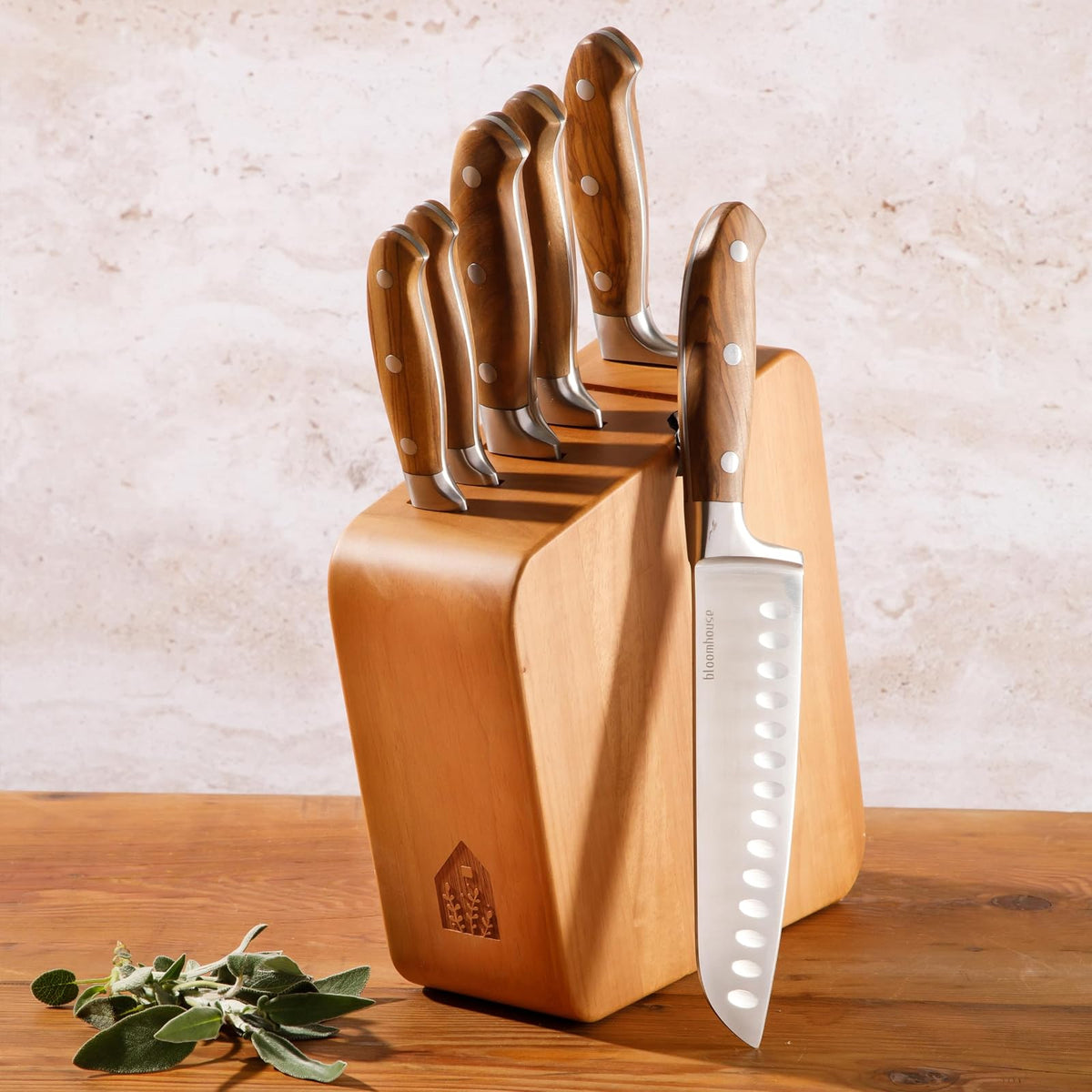 - Juego de 7 cuchillos de cocina de madera de olivo italiano alemán forjado de acero inoxidable, dos veces la marca ganadora de las cosas favoritas de Oprah