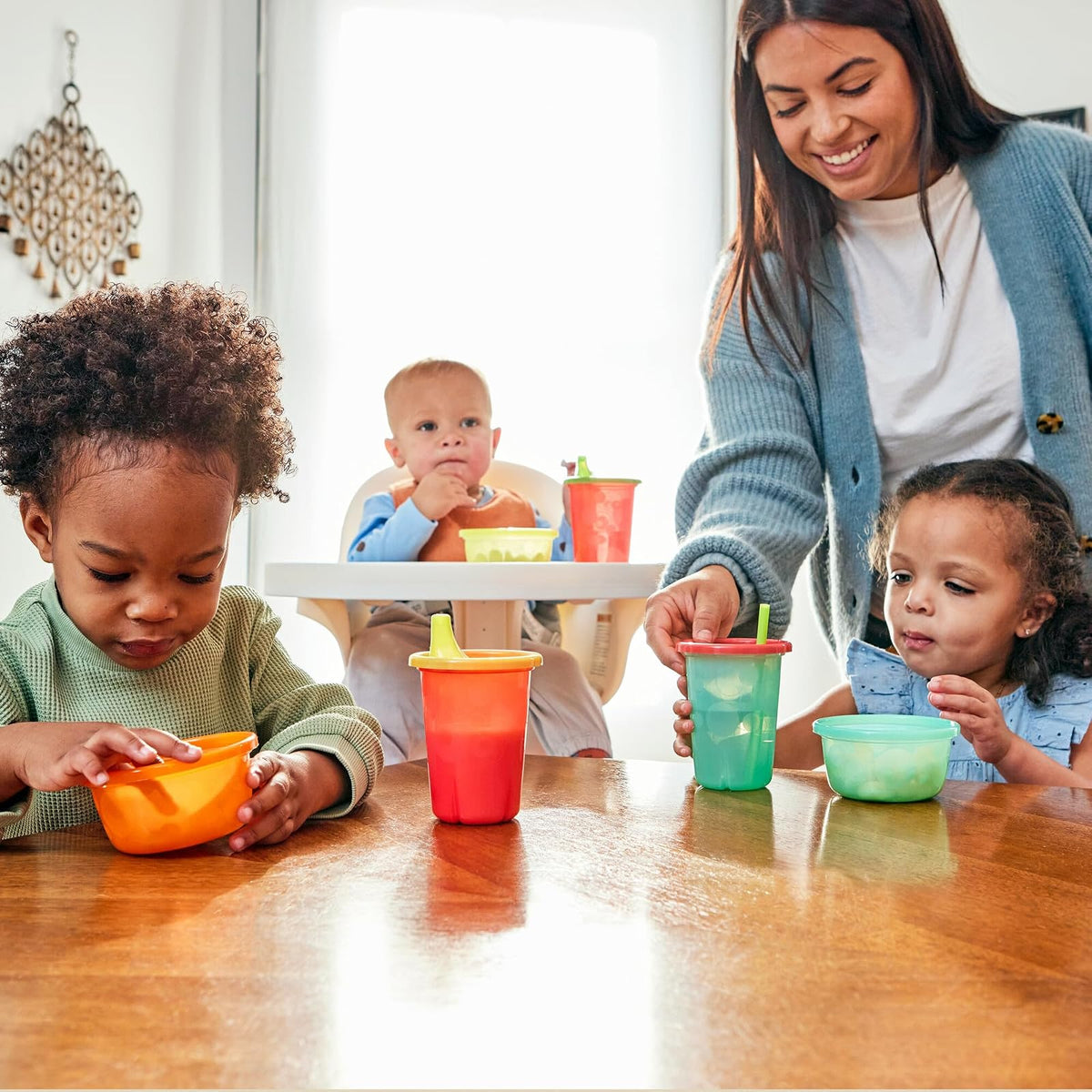 The First Years Take & Toss - Copas de paja para niños pequeños, a prueba de derrames con tapas y popotes a presión, suministros de alimentación para niños pequeños y suministros para fiestas de