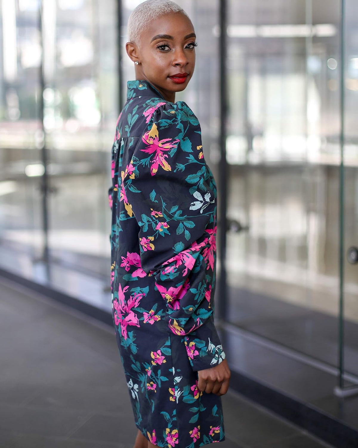 The Drop Vestido Para Mujer, con Cuello de Solapa y Botones al Frente, Estampado Floral Negro, por @signedblake
