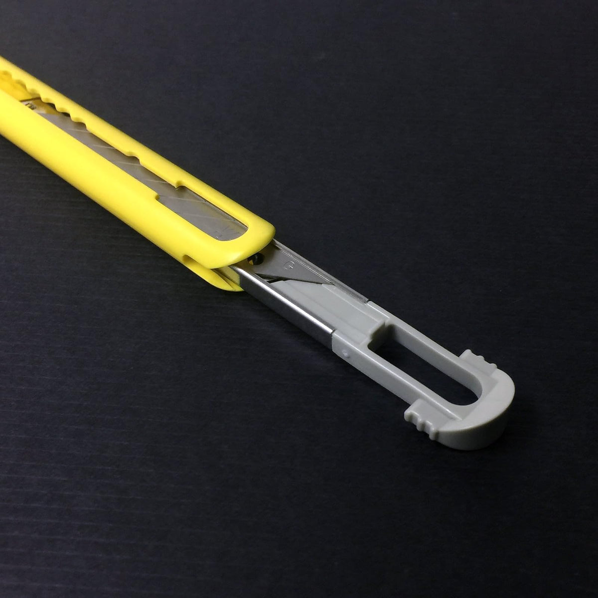 NT Cutter - Cuchillo de cartucho con agarre de plástico ABS (A-551P), 30 grados, Amarillo