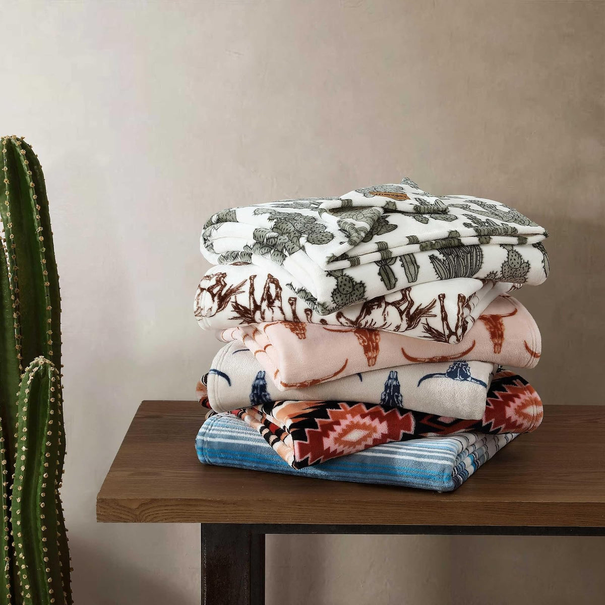 Wrangler - Manta de Forro Polar de Felpa Suave, Inspirada en Yellowstone, decoración Occidental para Cama o sofá (café mostangs, 50 x 70 Pulgadas)