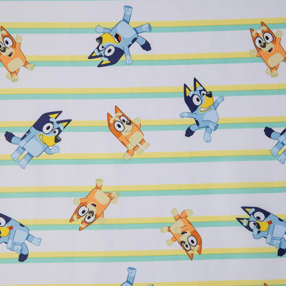 Bluey - Juego de Cama de 4 Piezas para niños pequeños, Incluye edredón, Juego de sábanas, sábana Bajera Ajustable, Funda de Almohada Reversible para Cama de niños o niñas, Color Azul