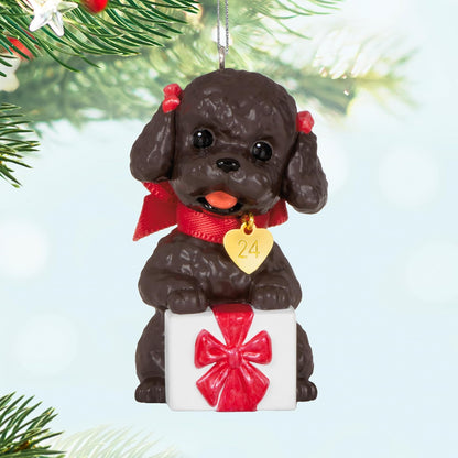 Hallmark - Adorno de Navidad 2024, Cachorro Love Caniche 2024, Regalos para Amantes de los Animales