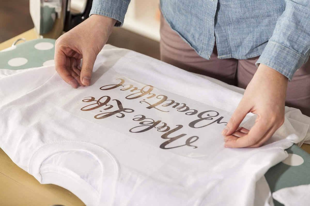 Cricut Everyday Iron On - 12 hojas de 12 x 12 pulgadas, incluye rojo, rosa, azul real, morado, verde - Vinilo HTV para camisetas - Uso con Cricut Explore Air 2/Maker - Paquete de arcoíris