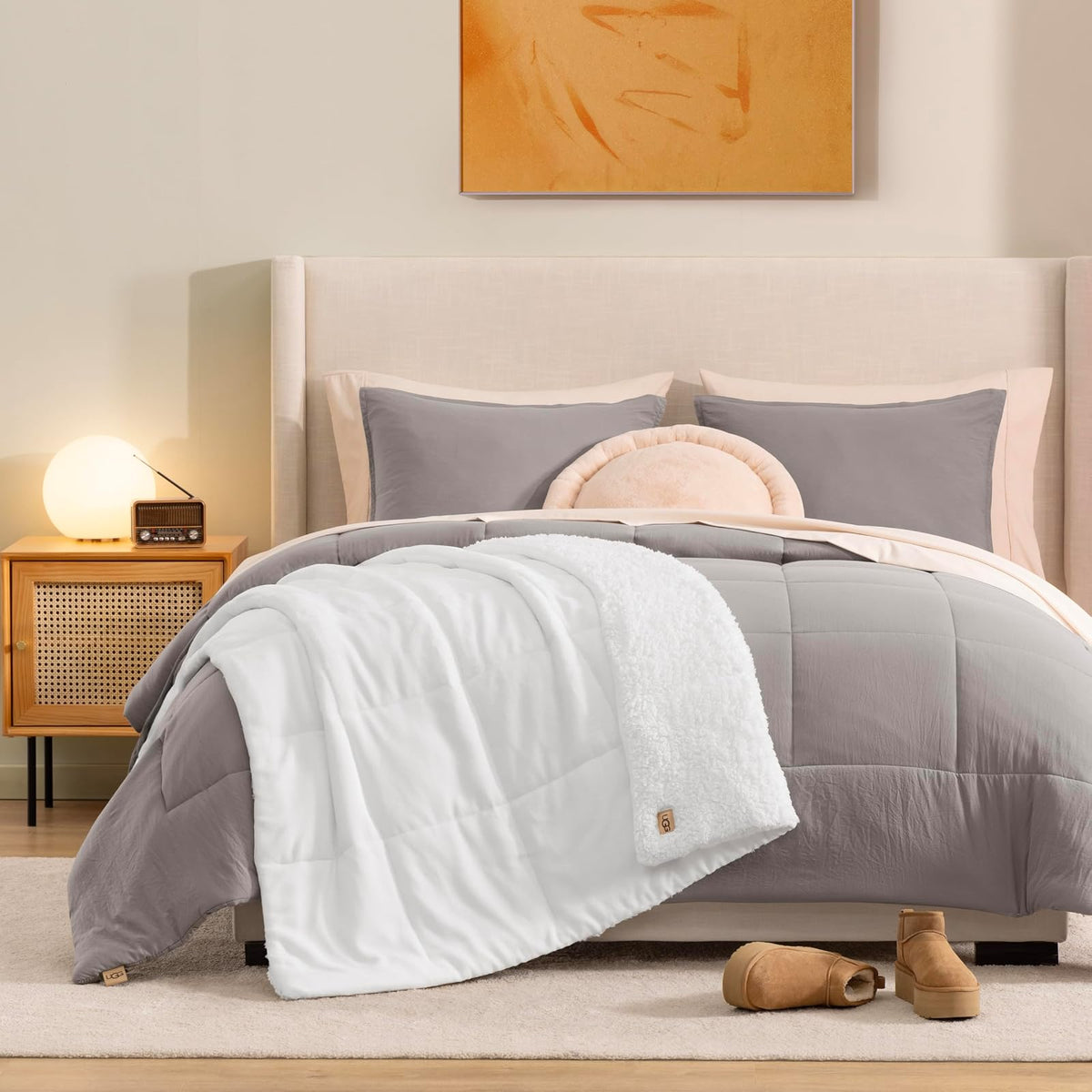 UGG Nita - Manta Suave Reversible de Felpa para sofá o Cama, acogedora Manta cálida y esponjosa para Sala de Estar o Bonita decoración de recámara, Lavable alternativamente, 50 x 70 Pulgadas, Nieve