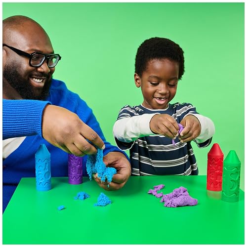 Kinetic Sand, set de ceras Stamp N' Roll con 340 g de arena morada, verde, azul y roja, juguetes para niños pequeños, juguetes de manualidades para niños y niñas a partir de 3 años
