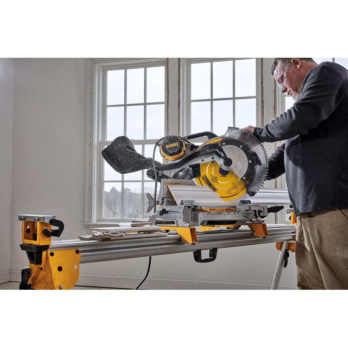 DEWALT - Paquete combinado de hojas de sierra ingletadora, hojas de 12 pulgadas, 40 dientes y 60 dientes, acabado fino, carburo ultra afilado (DWA112CMB)