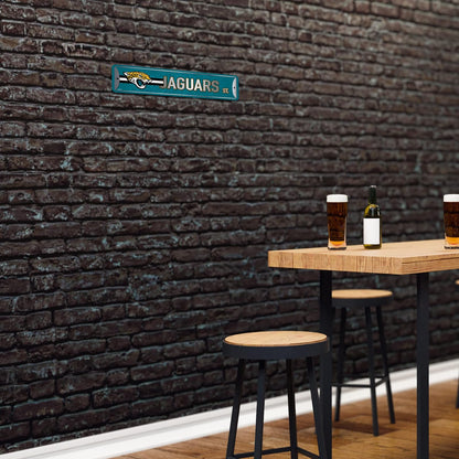 Rico Industries NFL Tampa Bay - Letrero de metal para decoración del hogar (4 x 15 pulgadas), ideal para el hogar, la oficina, el recámara y la cueva del hombre, hecho en plata
