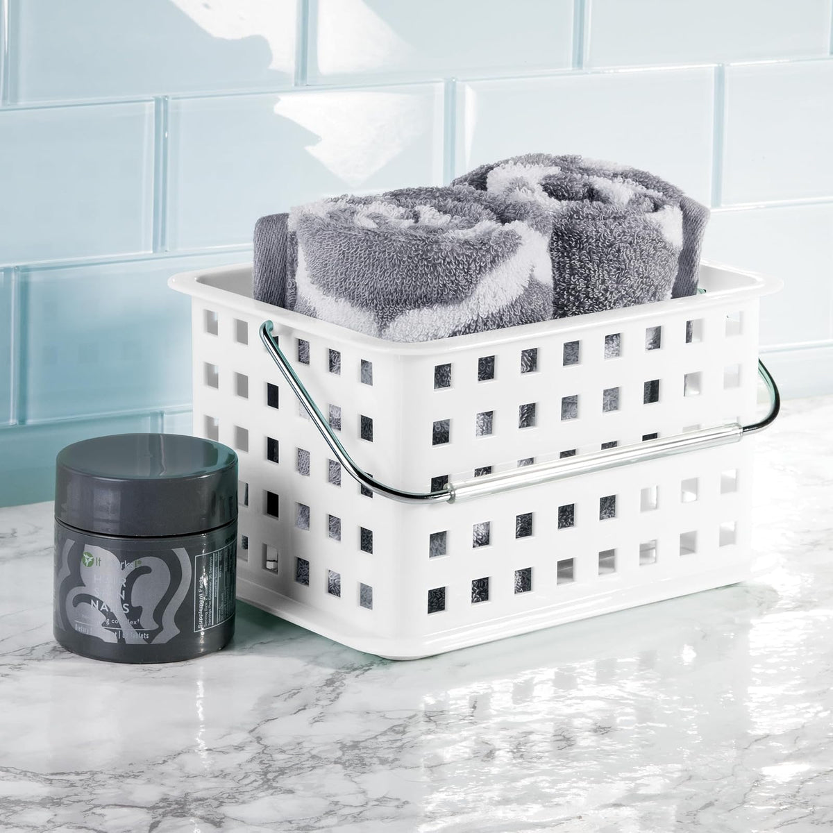 InterDesign Basic Cesta organizadora, canasto Organizador de baño de tamaño pequeño en plástico para artículos de Ducha y cosmética, Blanco
