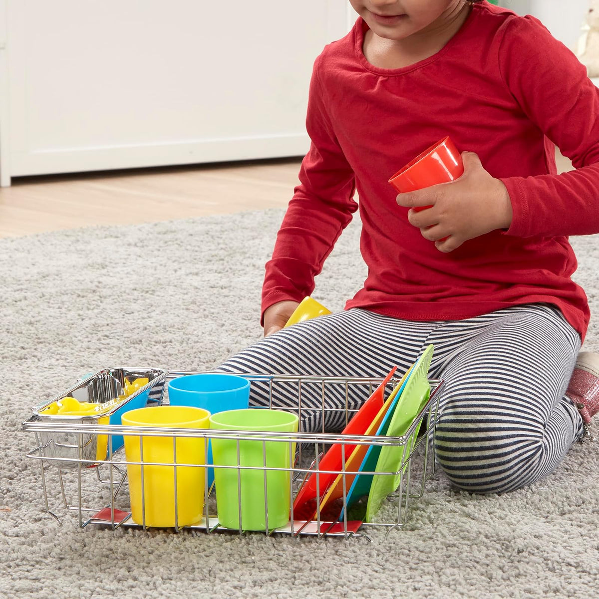 Melissa & Doug ¡Juguemos de Casita! Juego para Lavar y Secar Platos, 4 Puestos de Mesa, USA con el Set de Cocina o por Separado (24 Piezas)