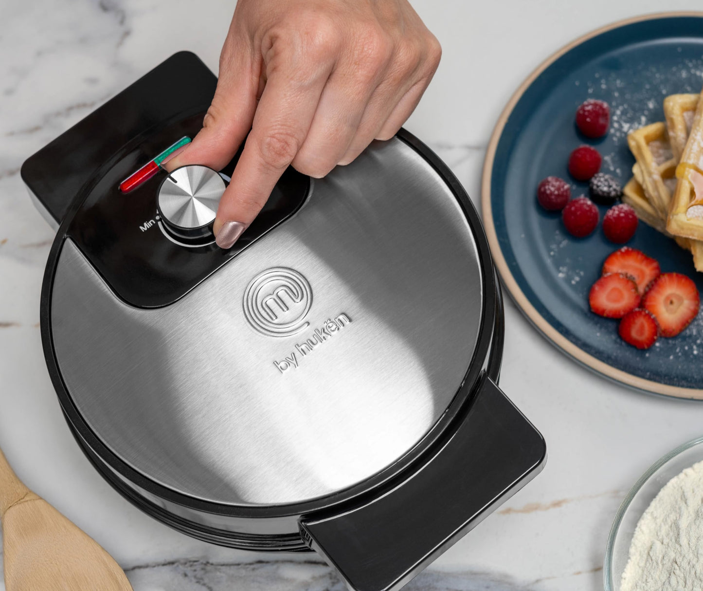 Hukën x MasterChef | Wafflera Belga Eléctrica Flash Cook+ Redonda | Perilla de Temperatura Ajustable | Diseño Compacto | Luces de Encendido y Listo | Antiadherente de Alto Nivel | Acero Inoxidable